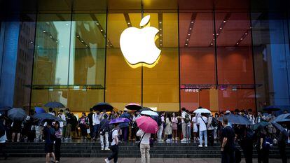 Los clientes esperan la apertura de una tienda de Apple en Shanghái (China), el pasado 22 de septiembre, ante el lanzamiento del iPhone 15.