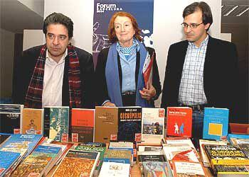 De izquierda a derecha, Eduardo Gonzalo, Rosa Regàs y José María Ridao, ayer, con algunos libros de la colección Biblioteca Selecta Fórum.