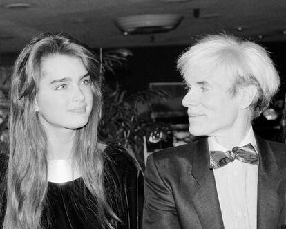 Brooke Shields y Andy Warhol en una fiesta.