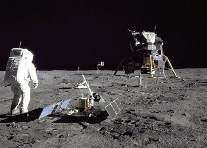 El astronauta 'Buzz' Aldrin camina sobre la superficie lunar durante la misión del Apolo XI, el 29 de julio de 1969.