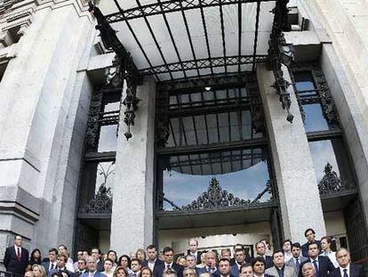 El ministro de Trabajo, Celestino Corbacho; el alcalde de Madrid, Alberto Ruiz-Gallardón, y el presidente del PP, Mariano Rajoy, junto a miembros de la corporación municipal y representantes institucionales.