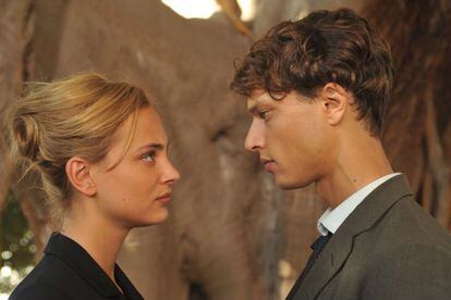 Nora Arnezeder y Fu'ad Aït Aattou, en el filme.