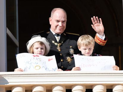 Alberto de Mónaco, junto a los mellizos Gabriella y Jacques, durante los actos de conmemoración del día de la fiesta nacional del Principado.