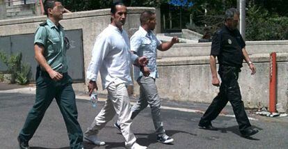 Carlos Monje Hidalgo ( 2º por la izquierda) , durante el traslado al furgón de la Guardia Civil en la Audiencia Provincial de Madrid.
