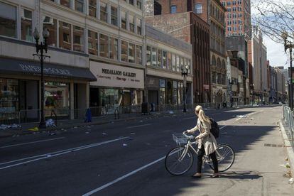 Una ciclista pasea cerca de la línea de meta de la maratón de Boston, Massachusetts, (Estados Unidos).