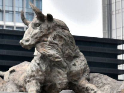 Estatuas de toros en el exterior de la Bolsa de Shenzhen.