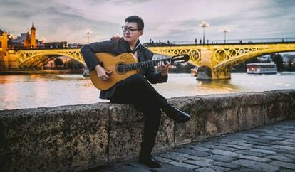 El chino Can Wang estudiará el grado de especialidad de Guitarra Flamenca en el conservatorio de Córdoba. En la foto, Wang en Triana (Sevilla).