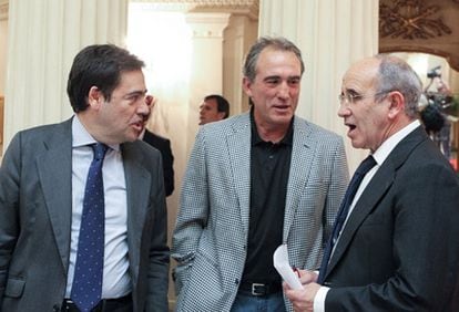 De izquierda a derecha, el candidato Fernando García Macua, Andoni Goikoetxea y Javier Irureta, durante el acto de presentación del proyecto para Lezama del abogado bilbaíno.