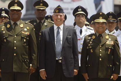 El Premio Nobel de Literatura Mario Vargas Llosa, homenajeado por los militares en Lima, el pasado jueves.