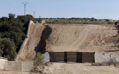 Terreno del Parque Regional de la Cuenca Alta del Manzanares donde se han producido vertidos de tierras.