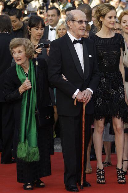 El cineasta portugués posa junto a su mujer y la actriz español Pilar López de Ayala durante el 63 Festival de Cannes
