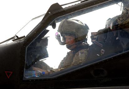 El príncipe Enrique pilota un helicóptero Apache, en Afganistán a finales de 2013.