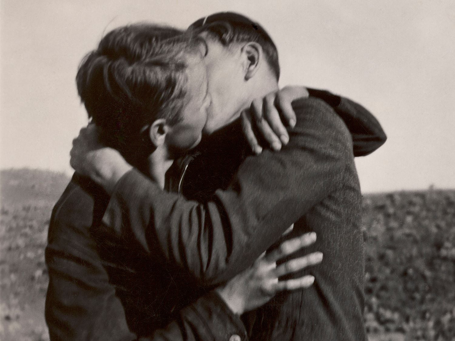 Detalle de una instantánea que muestra una pareja besándose.