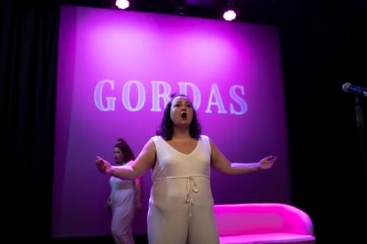 Las actrices Teresa López, en primer plano, y Mara Jímenez, en un momento de la obra 'Gordas' en los Teatros Luchana de Madrid a principios de mayo. 
