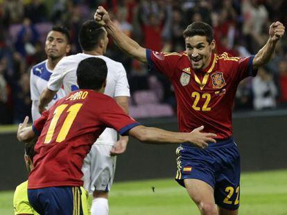 Jes&uacute;s Navas celebra el gol con Pedro. 