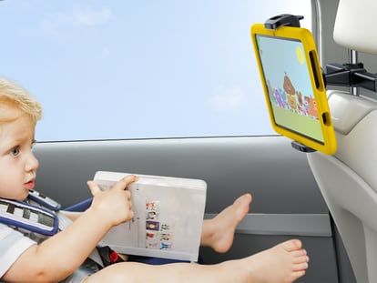 Soportes para la tablet fáciles de instalar en los asientos traseros del coche. GETTY IMAGES.