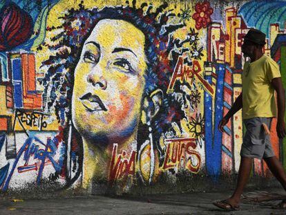 Un hombre frente a un mural de Marielle Franco, en Río de Janeiro.