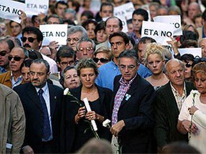 La viuda de Beiro, ayer, con al presidente navarro Miguel Sanz.