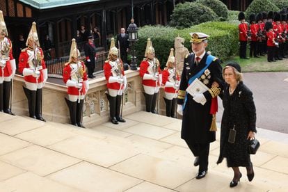 King Felipe VI attends the funeral accompanied by his mother, Queen Sofía.