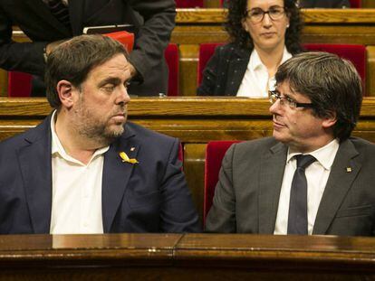 Oriol Junqueras y Carles Puigdemont, en el Parlamento catalán.