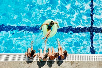 Un grupo de chicas adolescentes en la piscina.