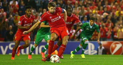 Gerrard lanza el penalti que ser&iacute;a el gol de la victoria del Liverpool.