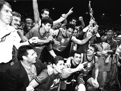 La plantilla de la Penya celebra la Copa d'Europa el 1994.