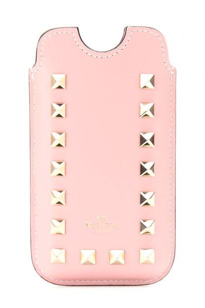 Funda para móvil en rosa palo y tachuelas doradas. Es de Valentino y está rebajada de 190 euros a 135 (ahorro de 55 euros).