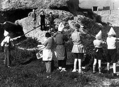 Niños jugando a fusilar durante la Guerra Civil española.