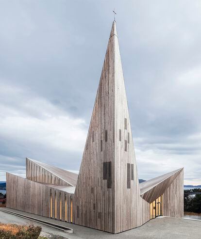 Iglesia noruega. La iglesia de Knarvik, en Noruega, del arquitecto Reiulf Ramstad, fue construida en 2014 con duramen de pino. Esta parte central de las ramas y los troncos se seca al dejar de crecer y es más resistente que otra parte del árbol.