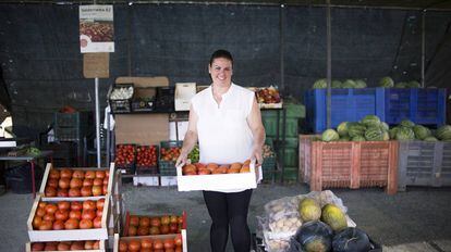 Una trabajadora en un puesto ambulante de fruta y verduras en Los Palacios (Sevilla).