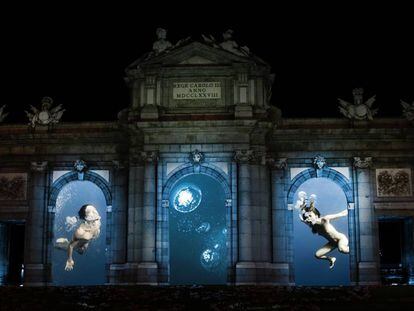 Montaje de la proyección propuesta por el artista Pablo Pro para la Puerta de Alcalá durante la celebración de 'Luna de Octubre'.