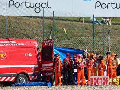 Pol Espargaró es atendido por los servicios médicos tras su accidente este viernes en Portimao.