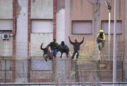 Momento en el que varios inmigrantes saltan la valla fronteriza por Beni-Enzar.