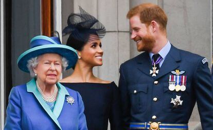 La reina Isabel II, con Meghan Markle y el príncipe Enrique, en julio pasado.