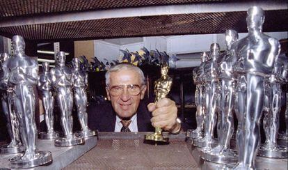 Owen Siegel posa con una estatuilla dorada y otras plateadas del Oscar, en su factoría de Chicago, en 1995.