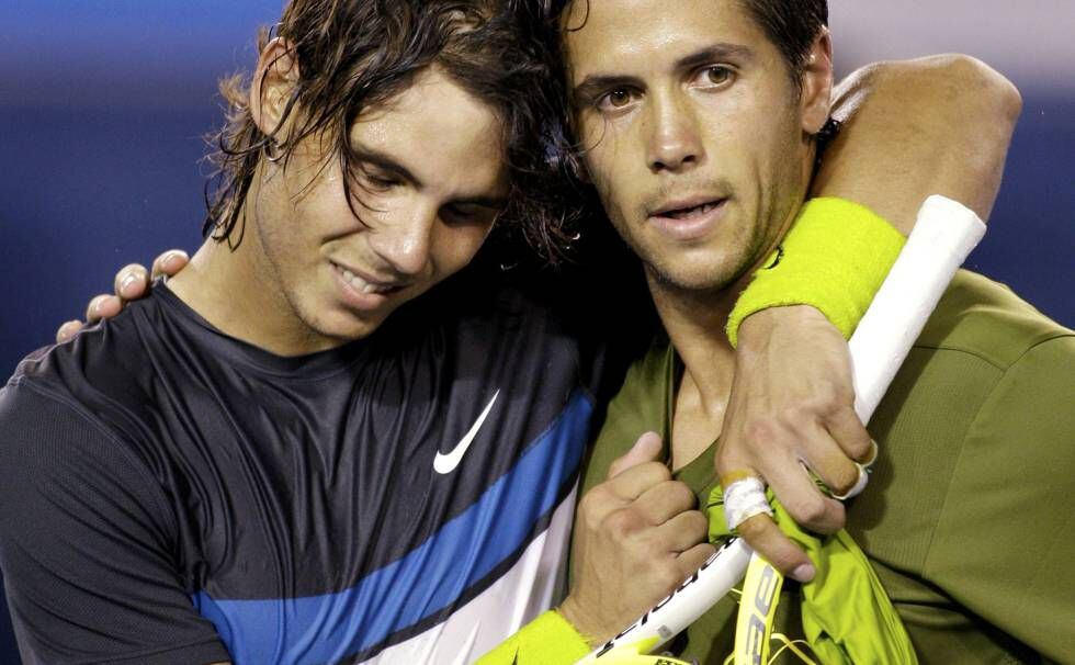 Nadal y Verdasco se abrazan tras la semifinal de 2009 en Australia.