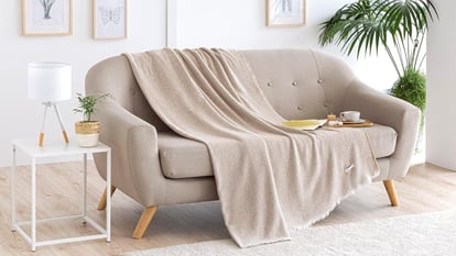 Tolera el frío del invierno con las mejores mantas para sofá.
