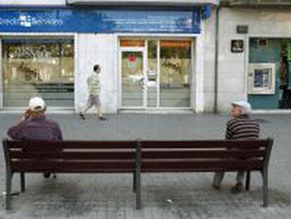 Dos pensionistas sentados en un banco