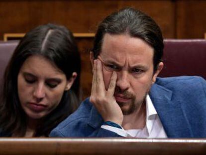 Los diputados de Podemos y sus confluencias celebran entre gritos de  ¡sí se puede!  en el hemiciclo el éxito de la moción contra Rajoy
