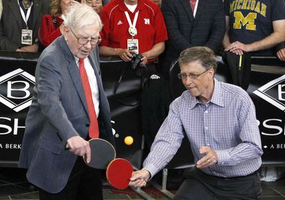 Omaha, EE UU, 5 de mayo de 2013. El fundador de Microsoft (d) recuperó este mes el primer puesto en la lista de la persona más rica del mundo, según la revista 'Forbes', honor que había perdido en 2007. La tercera posición de la lista la ocupa el CEO de la sociedad inversora Berkshire Hathaway, Warren Buffett, con quien juega al tenis de mesa en Omaha (EE UU).