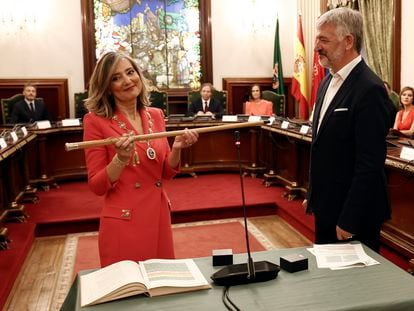 La hasta ahora alcaldesa de Pamplona, Cristina Ibarrola (UPN), el día de su toma de posesión.