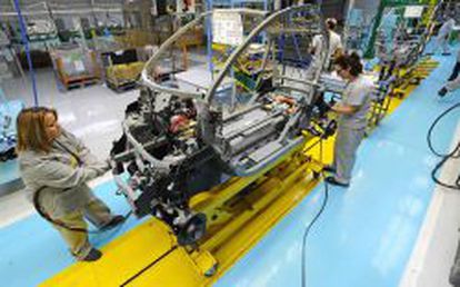 Operarias trabajando en el montaje del Renault Twizy en Valladolid
