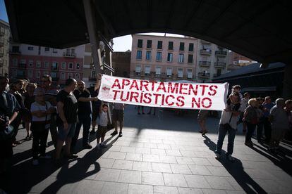 Protesta de vecinos contra los pisos turísticos en la Barceloneta.