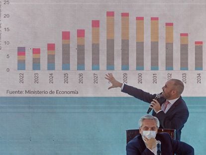 El presidente de Argentina, Alberto Fernández, (sentado) y el ministro de Economía, Martín Guzmán, muetran ante gobernadores detalles de la negociación con el FMI, el 5 de enero de 2022 en la Casa Rosada, Buenos Aires.