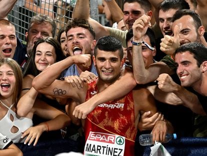 Asier Martínez celebra con sus amigos en la grada del estadio Olímpico de Múnich su medalla de oro en los 110 vallas del Europeo de Atletismo