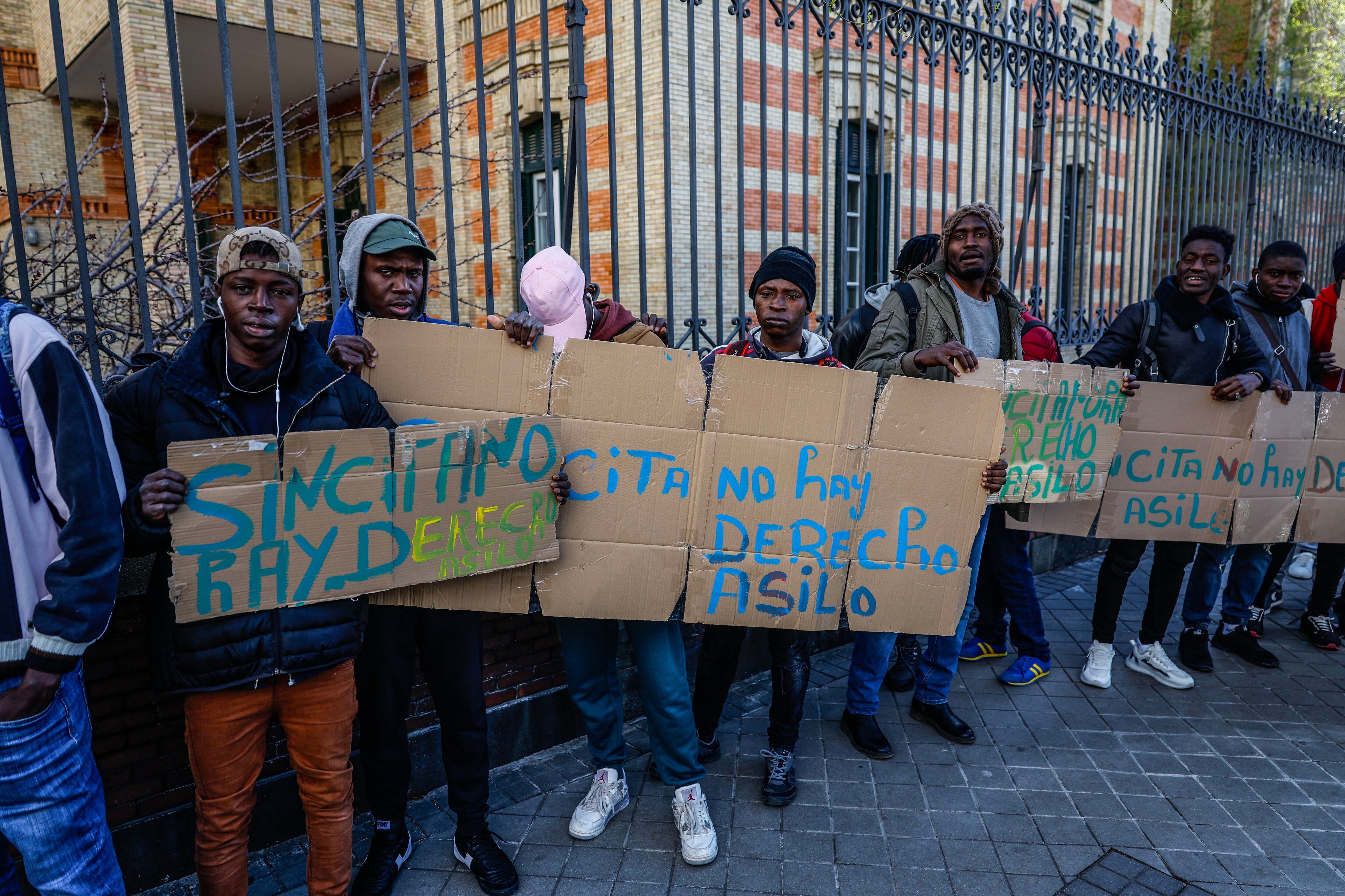 Un grupo de migrantes protestan frente a la sede del Defensor del Pueblo.