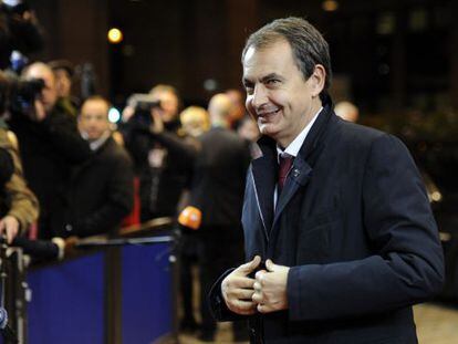 Zapatero llega a la cena de trabajo en Bruselas.