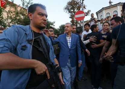 El presidente de Turquía (centro de la imagen) en Estambul tras el fracaso de la intentona golpista, el 16 de julio de 2016.