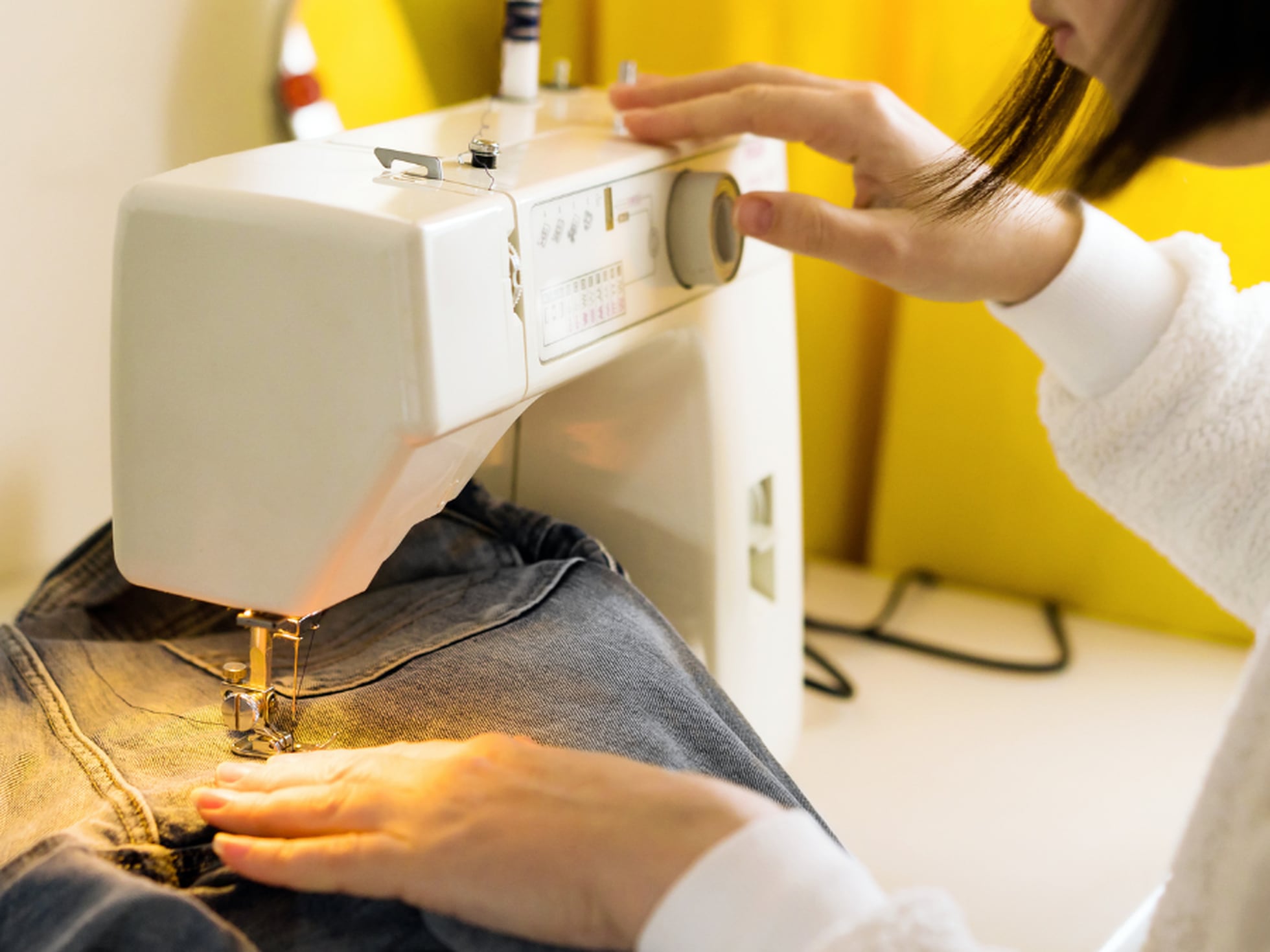 Ropa de costura máquina de coser fotografías e imágenes de alta